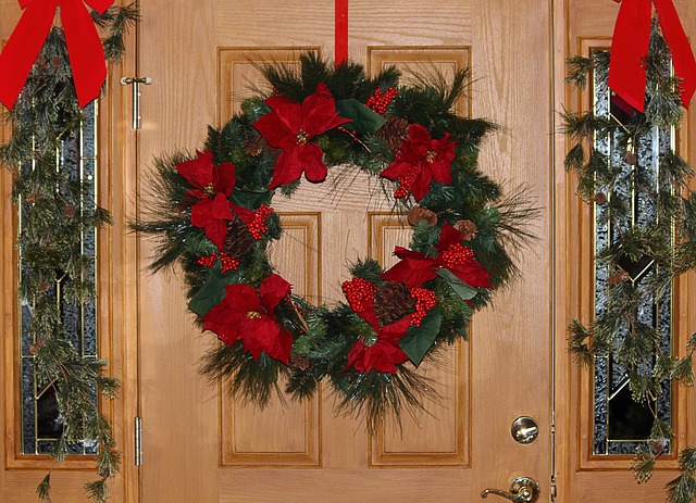 decorar puerta de navidad con guirnaldas