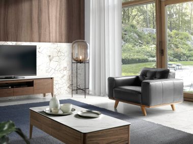 SILLÓN ESTILO ITALIANO TAPIZADO EN PIEL DE ALTA CALIDAD CON PATAS MACIZAS DE MADERA EN COLOR NOGAL ÁNGEL CERDÁ 5606-1P