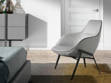 Sillón Tapizado con patas de acero A146