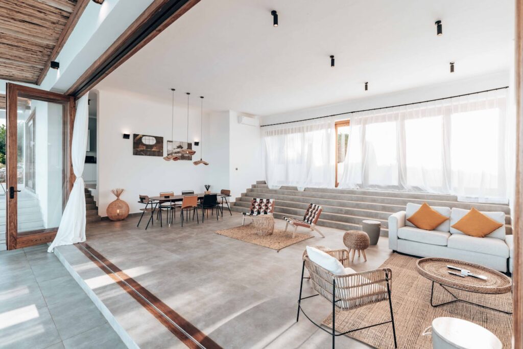 colocar todos los muebles encima de la alfombra del salón