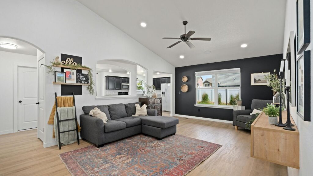 salón rectangular con sillón de lectura