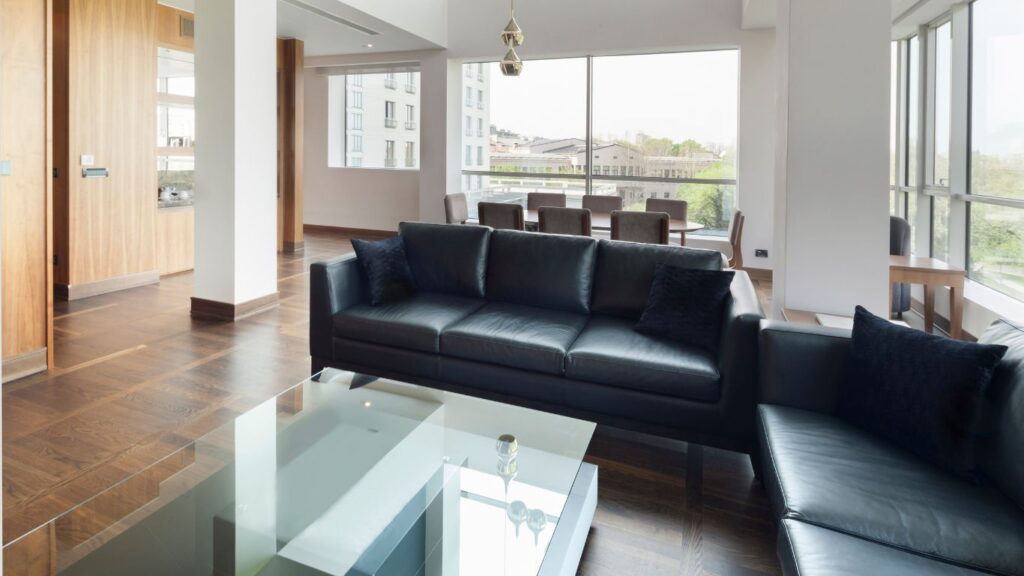 salón alargado con dos ambientes