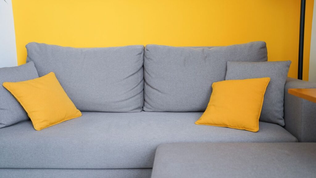cojines que pegan con sofás grises