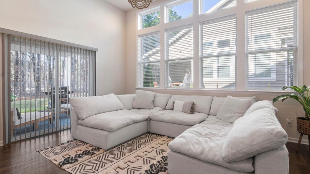 combinar sofá gris con cojines de colores