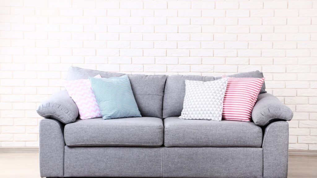 cojines de colores para combinar con sofá gris
