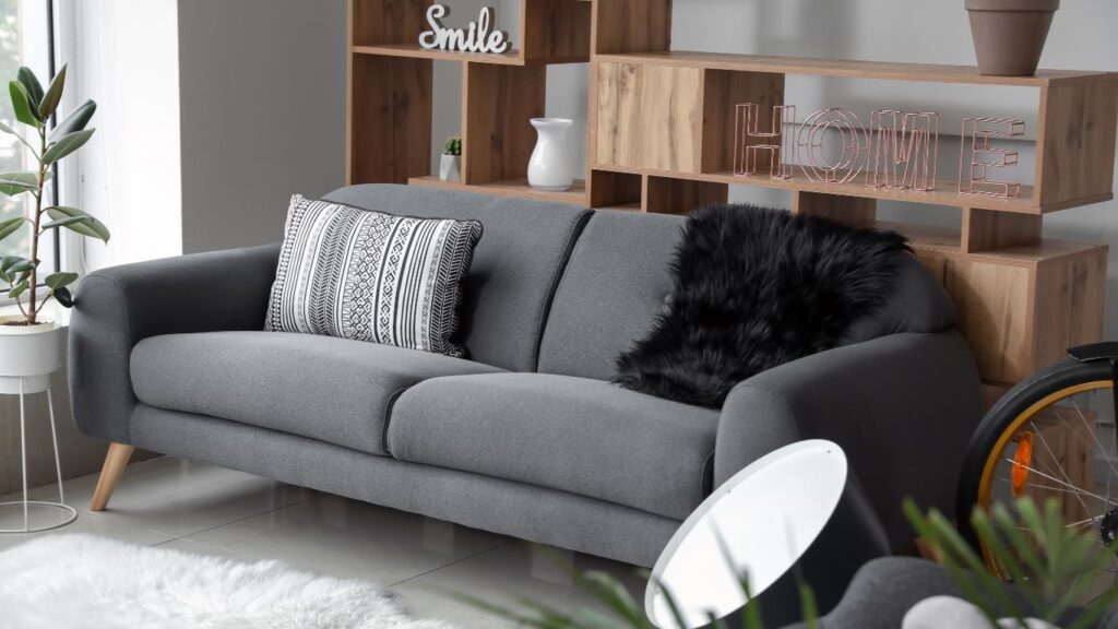 qué cojines combinan con un sofá gris