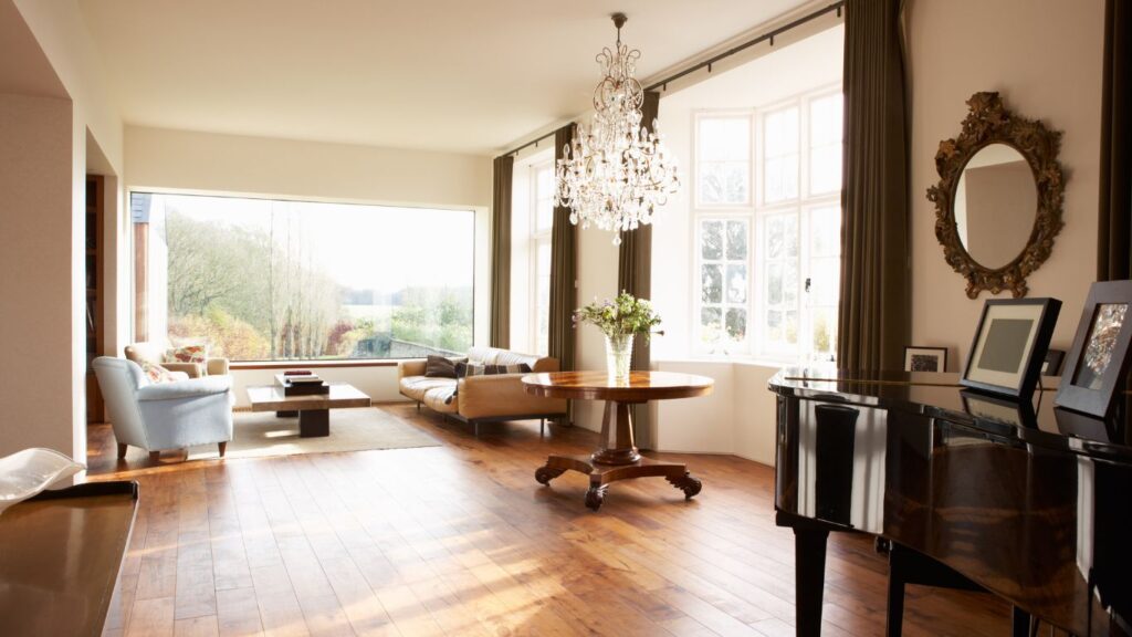 Cómo modernizar un salón con muebles clásicos