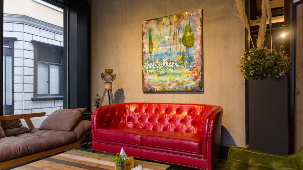 modernizar un salón con muebles antiguos