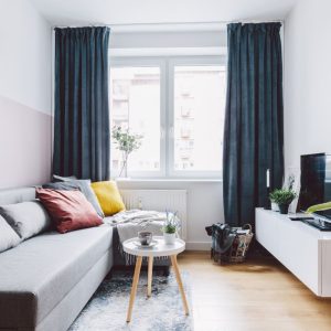 como decorar un salón pequeño para que parezca más grande